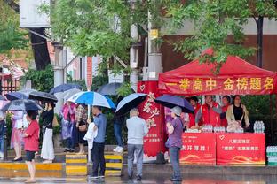 客战武汉三镇，克雷桑今天冒雨进行赛前训练